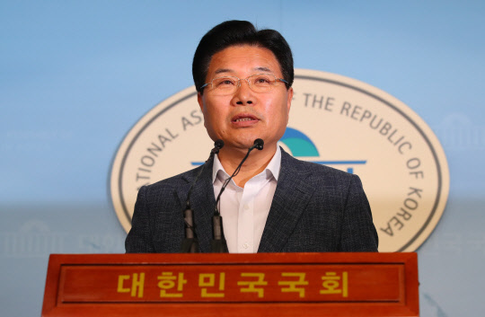 홍문종 의원이 18일 국회 정론관에서 탈당 기자회견을 하고 있다. 연합뉴스